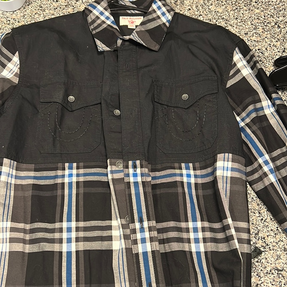 Size medium True Religion button down. Brand new worn once and was too big.